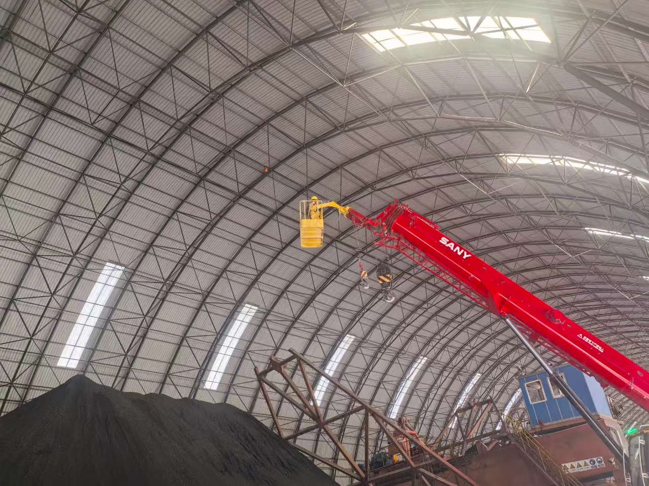 大型煤炭礦石堆體積測量1